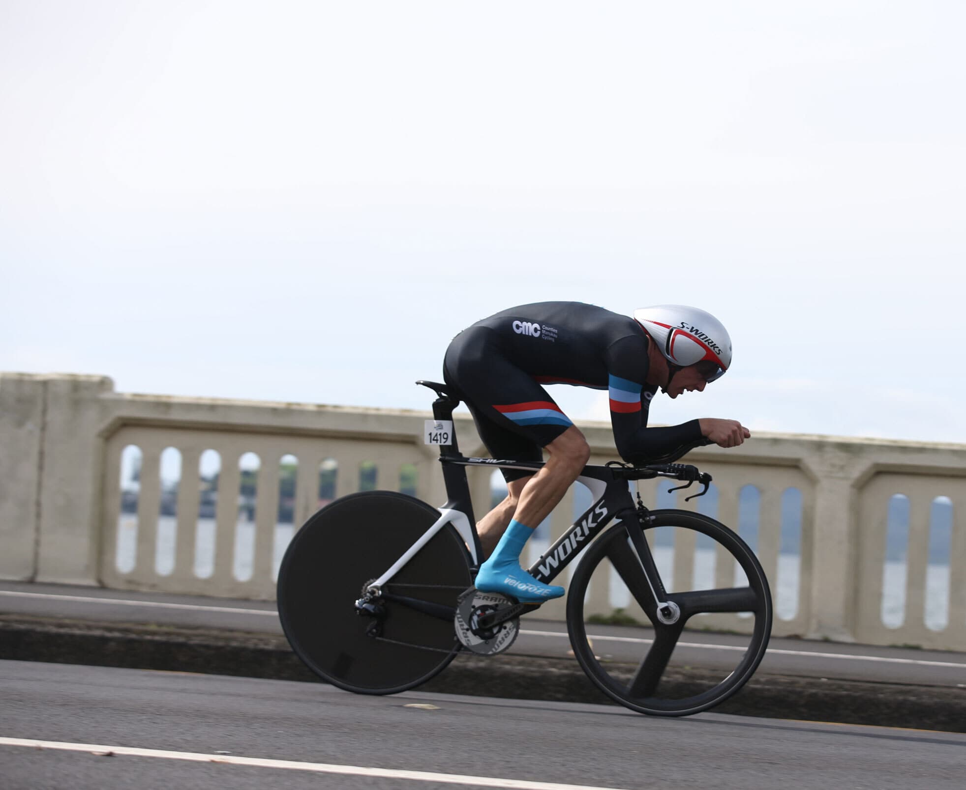 Robbie Scarlett riding in race
